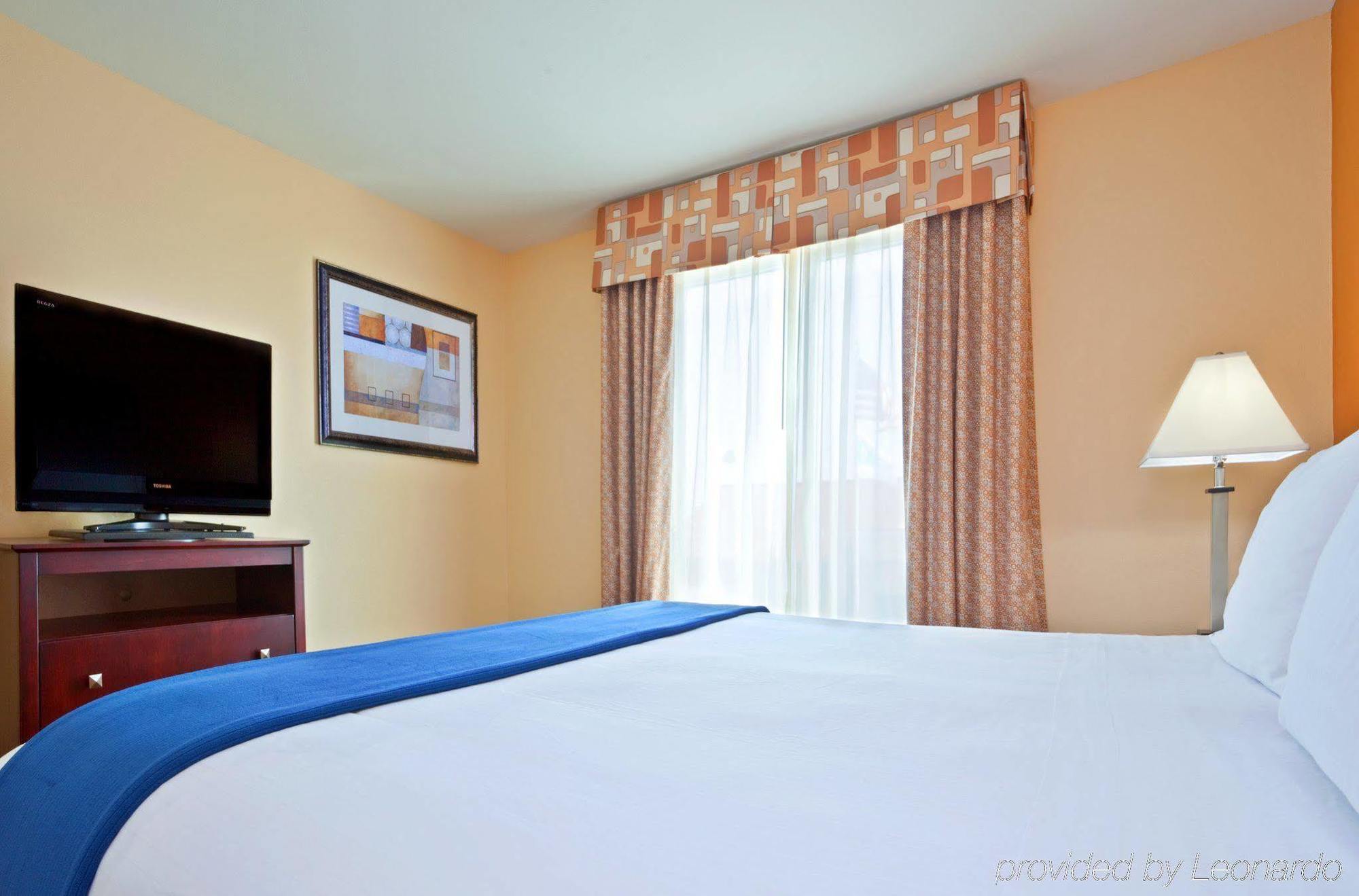 Holiday Inn Express Hotel & Suites Cincinnati - Mason, An Ihg Hotel Room photo